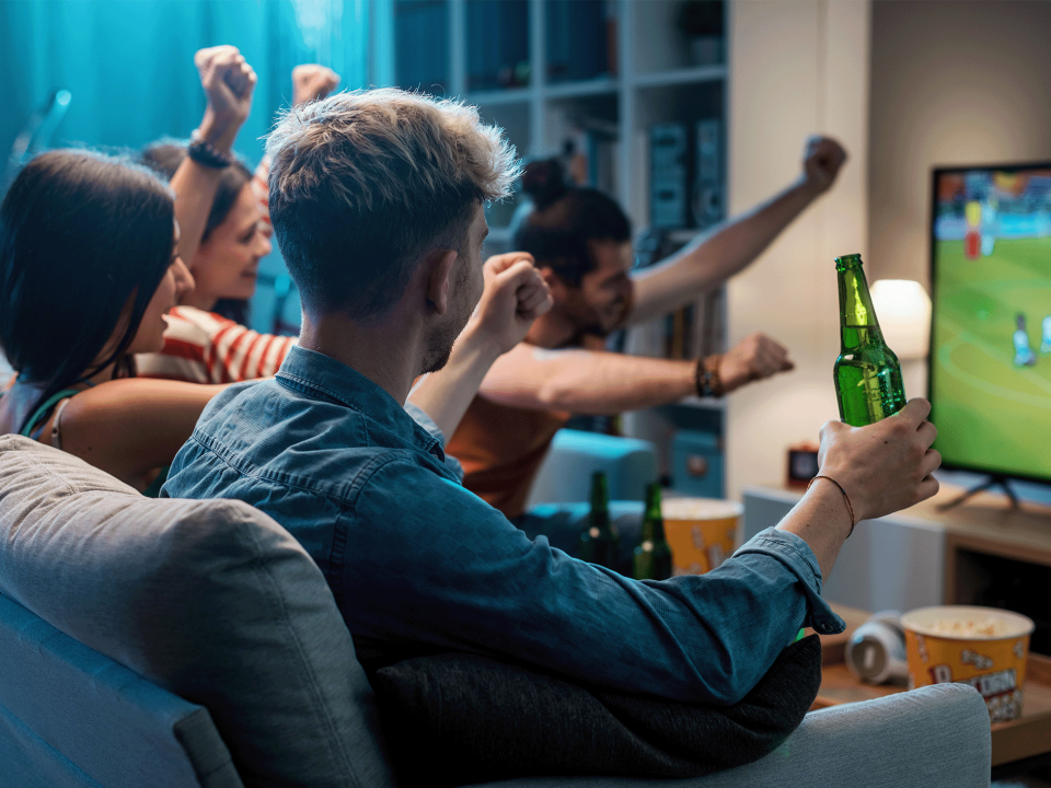 Freunde sitzen auf Sofa und streamen v2