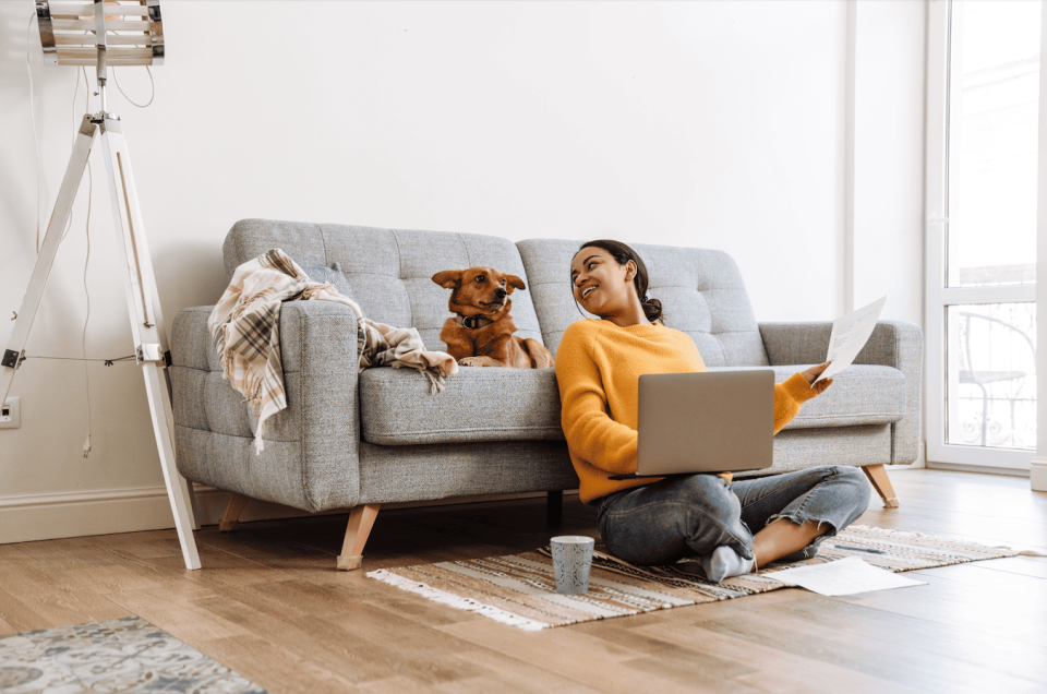 Frau mit Hund in Wohnung