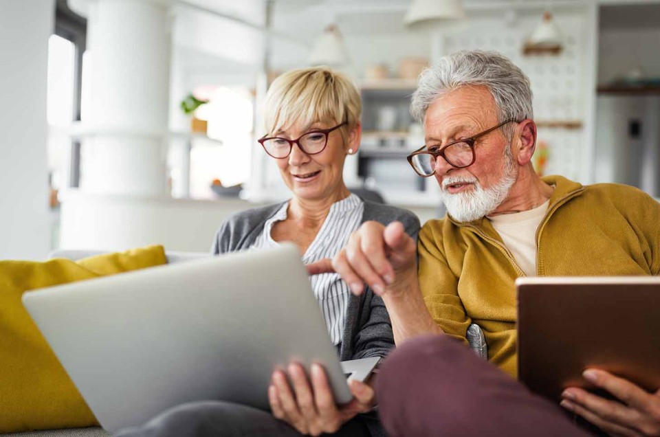 Paar Wohnungseigentumer informiert sich zu Glasfaser