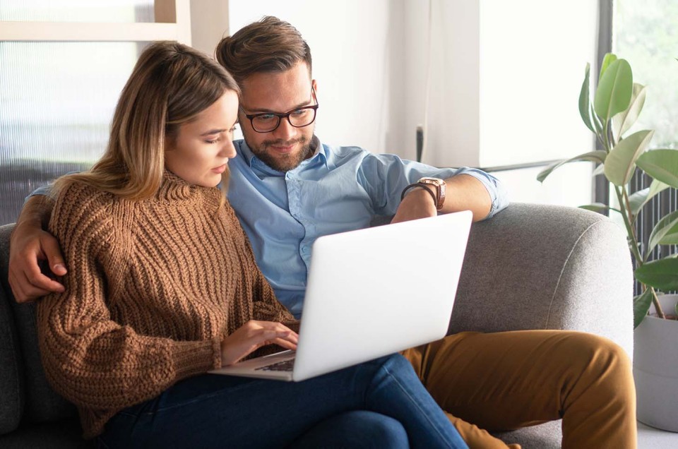 Paar bestellt online