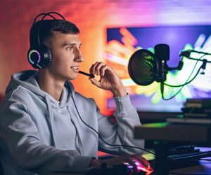 Gamer spielt und streamt gleichzeitig am PC