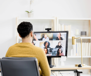 Mann nimmt an einer Videokonferenz im Homeoffice teil