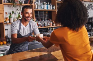 Glasfaser im Café: Mann bedient einen Kunden