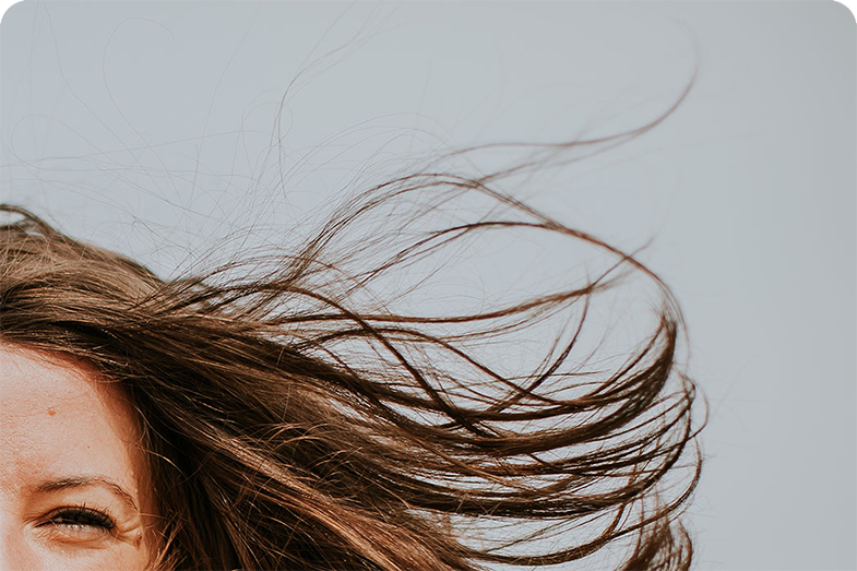 Haare einer Frau wehen im Wind