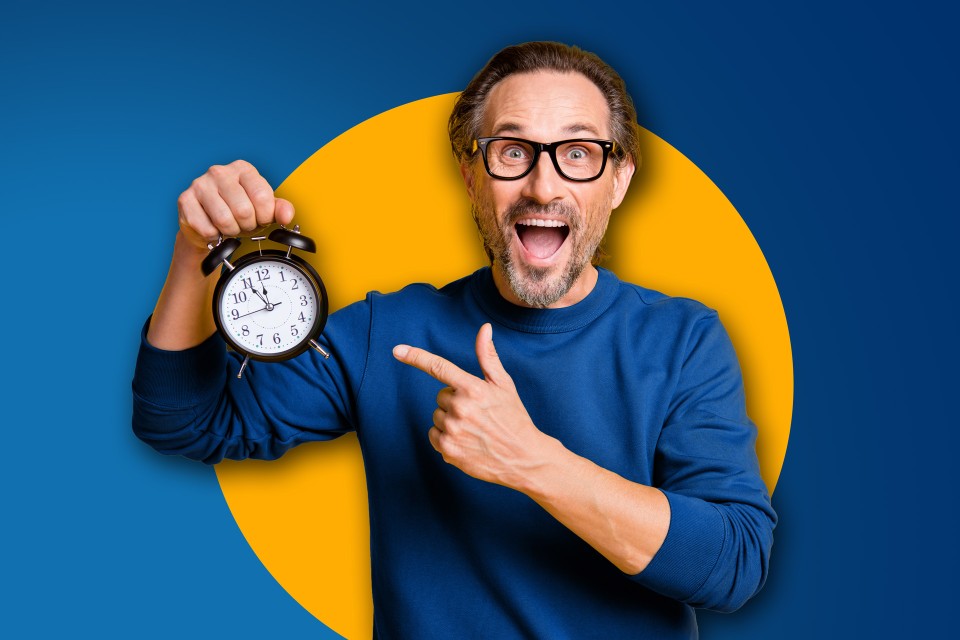 DSL-Abschaltung wann ist es soweit? Mann hält Wecker hoch