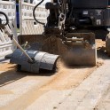 Vorschaubild Mit dem elektrischen Besen wird der Sand verteilt