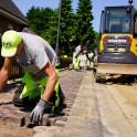 Vorschaubild Steinsetzer bei der Arbeit