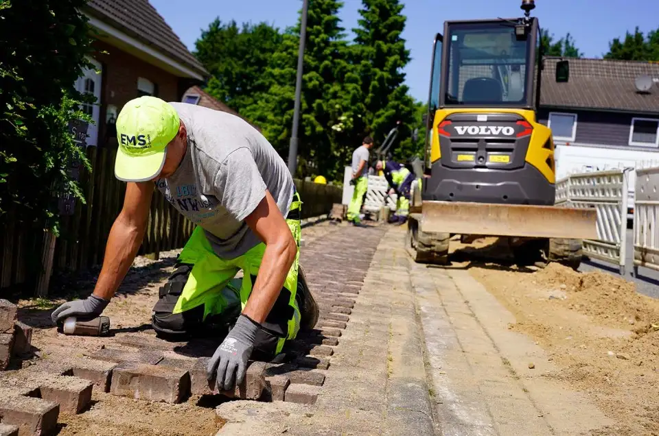 Steinsetzer bei der Arbeit