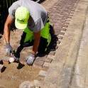 Vorschaubild Die eingelegten Steine werden festgeklopft