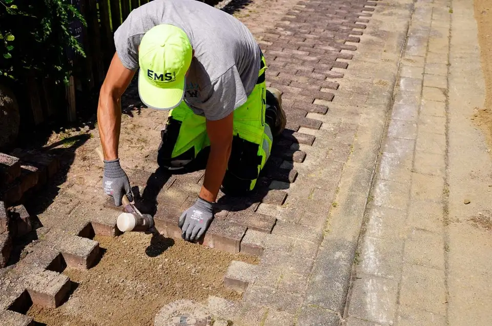 Die eingelegten Steine werden festgeklopft