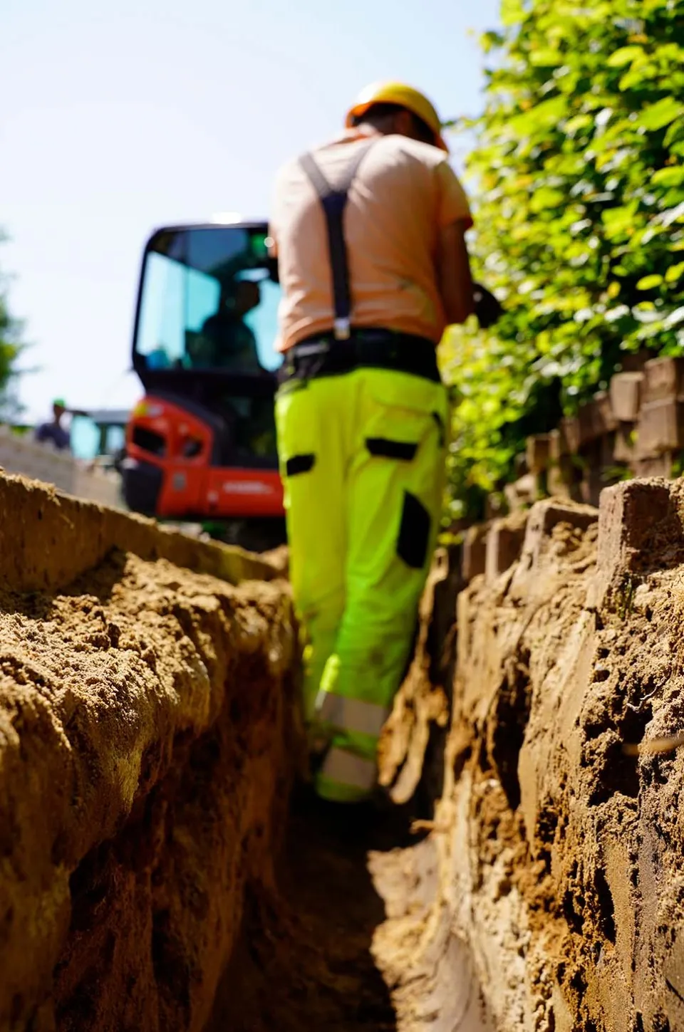 Feinarbeiten am Graben