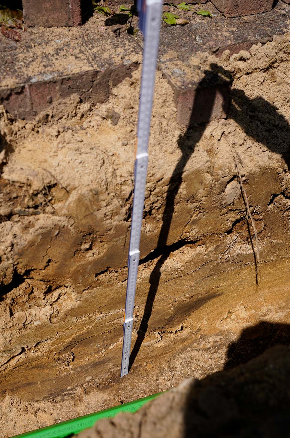 Der Graben ist ca. 60 cm tief. 