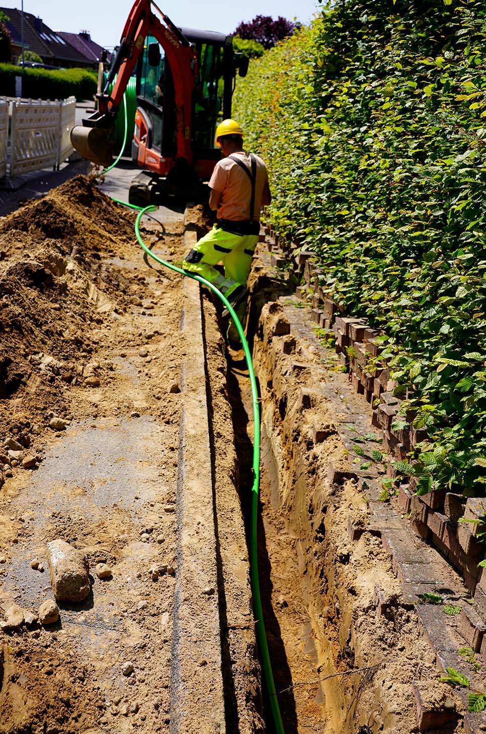 Das Leerrohr wird verlegt. 
