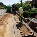 Vorschaubild Der Graben wird vorsichtig verschlossen