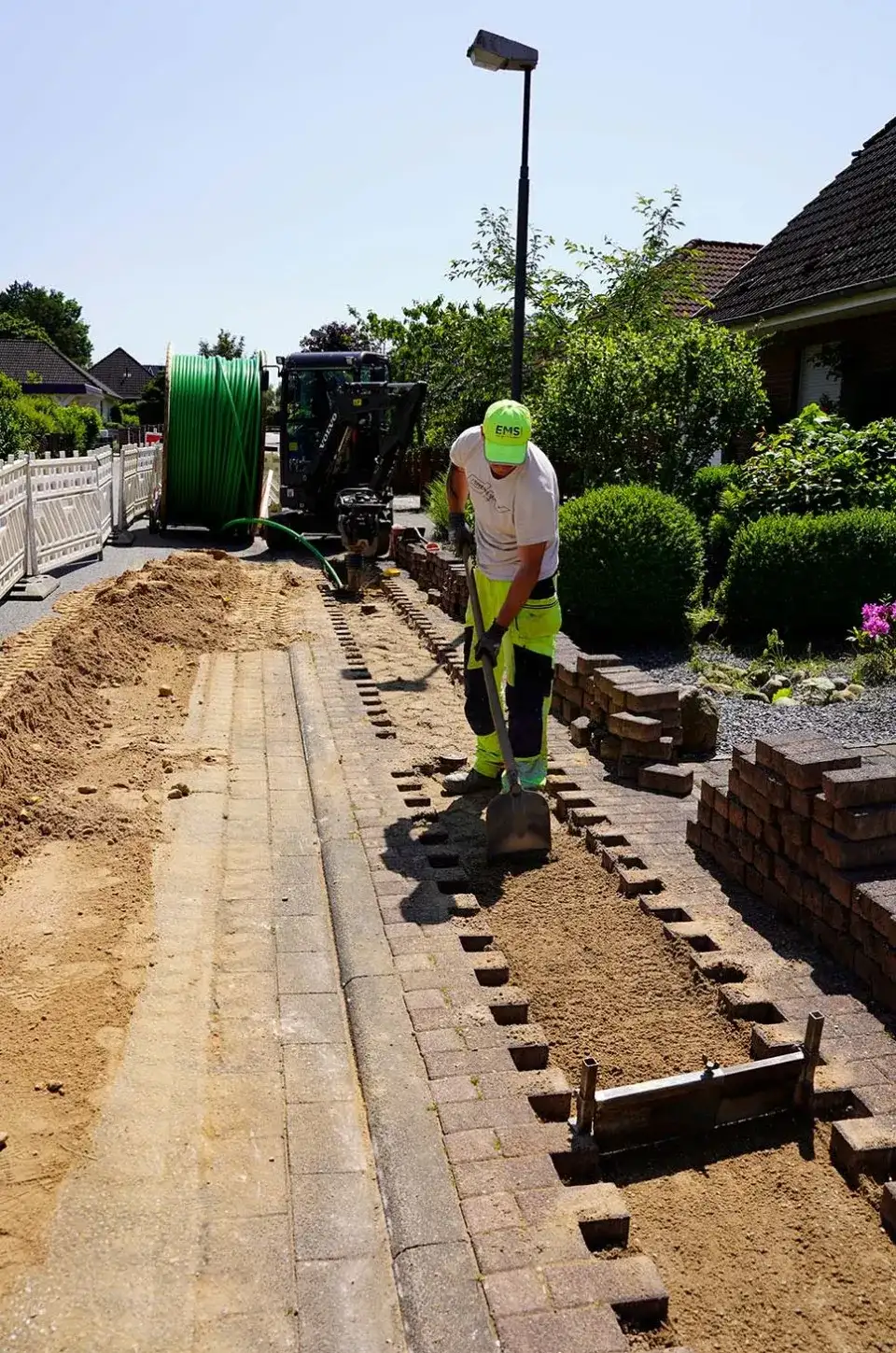 Der Graben wird vorsichtig verschlossen