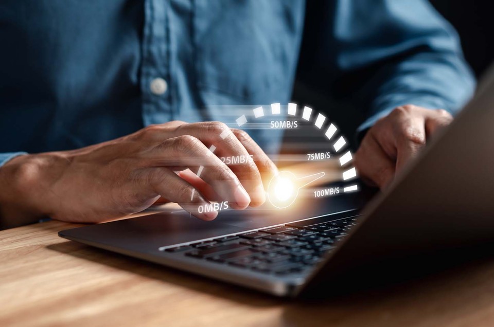 Mann macht Speedtest